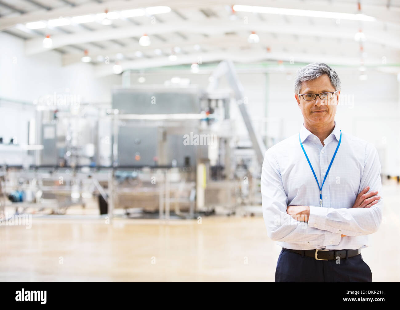 Businessman smiling in factory Banque D'Images