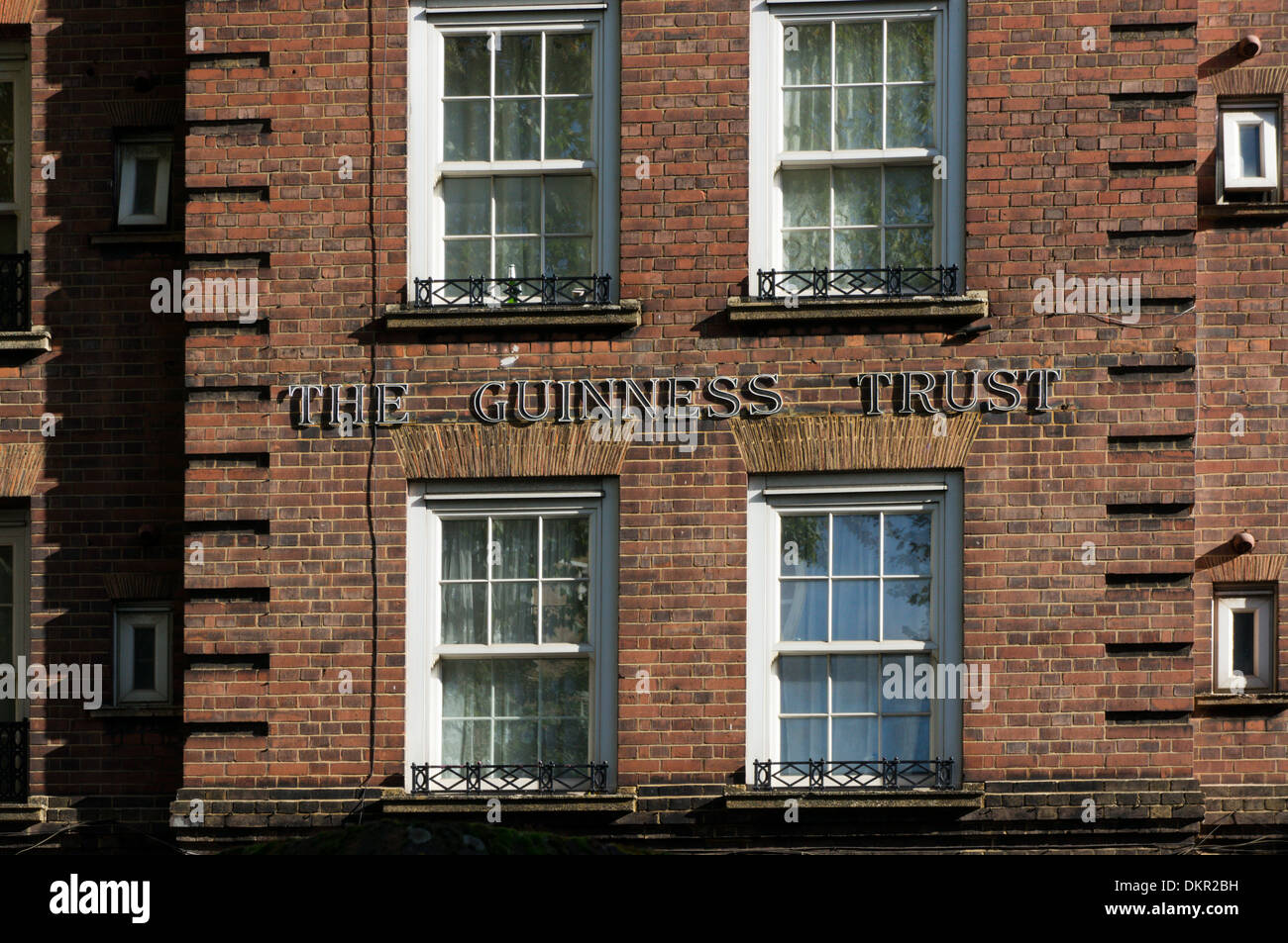 Inscrivez-vous sur la confiance dans les bâtiments Guinness Kennington Lane, construit en 1900. Banque D'Images