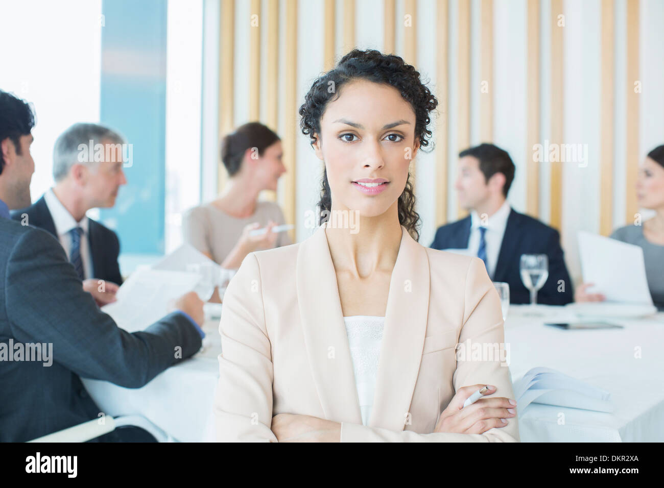 Businesswoman sitting in restaurant Banque D'Images