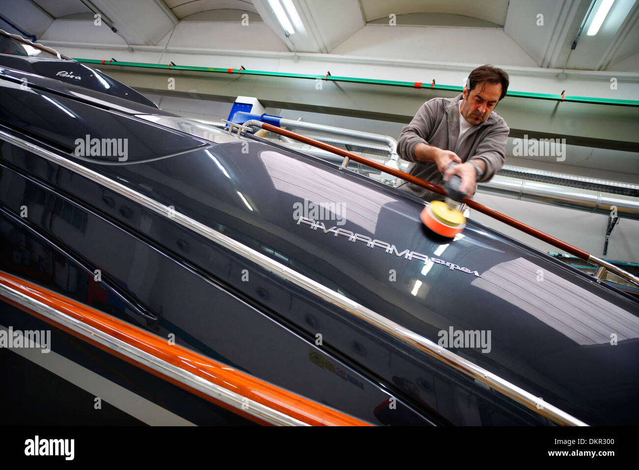 Un Rivarama super yacht en construction à l'usine de Riva à Sarnico, Italie. Banque D'Images