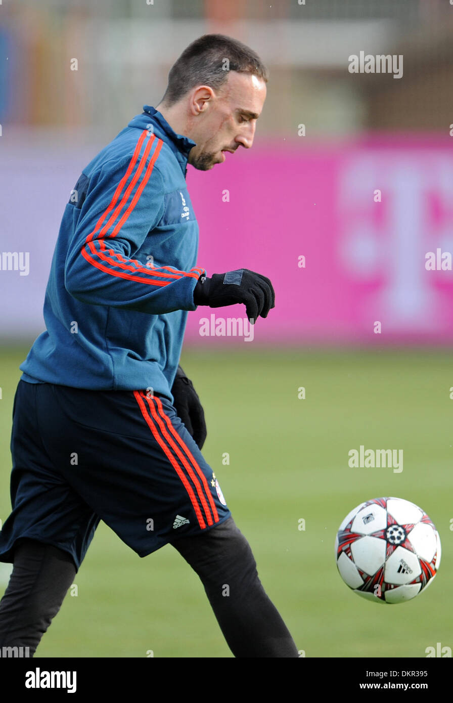 Munich, Allemagne. 09Th Dec, 2013. FC Bayern Munich, Franck Ribery joue la balle au cours d'une session de formation à Munich, Allemagne, 09 décembre 2013. FC Bayern Munich fera face à Manchester City dans la Ligue des Champions de football match de groupe le 10 décembre 2013. Photo : Andreas GEBERT/dpa/Alamy Live News Banque D'Images