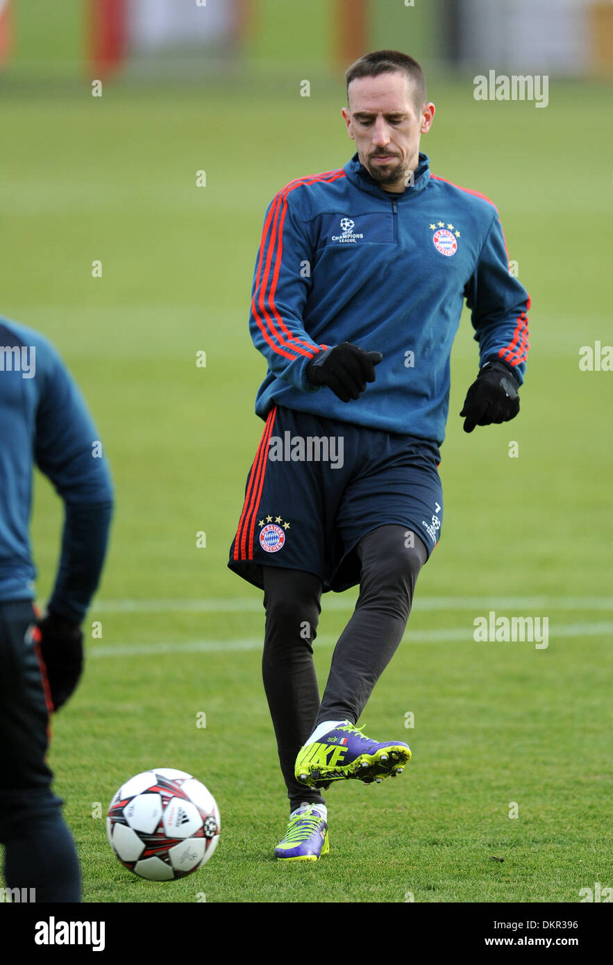 Munich, Allemagne. 09Th Dec, 2013. FC Bayern Munich, Franck Ribery joue la balle au cours d'une session de formation à Munich, Allemagne, 09 décembre 2013. FC Bayern Munich fera face à Manchester City dans la Ligue des Champions de football match de groupe le 10 décembre 2013. Photo : Andreas GEBERT/dpa/Alamy Live News Banque D'Images