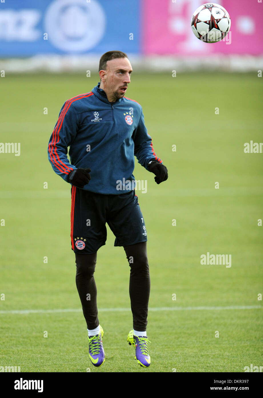 Munich, Allemagne. 09Th Dec, 2013. FC Bayern Munich, Franck Ribery joue la balle au cours d'une session de formation à Munich, Allemagne, 09 décembre 2013. FC Bayern Munich fera face à Manchester City dans la Ligue des Champions de football match de groupe le 10 décembre 2013. Photo : Andreas GEBERT/dpa/Alamy Live News Banque D'Images