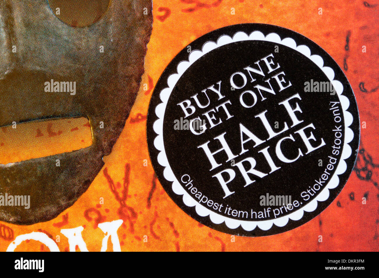 L'achat Un obtiennent un autocollant à moitié prix sur la couverture d'un livre dans une librairie. Banque D'Images