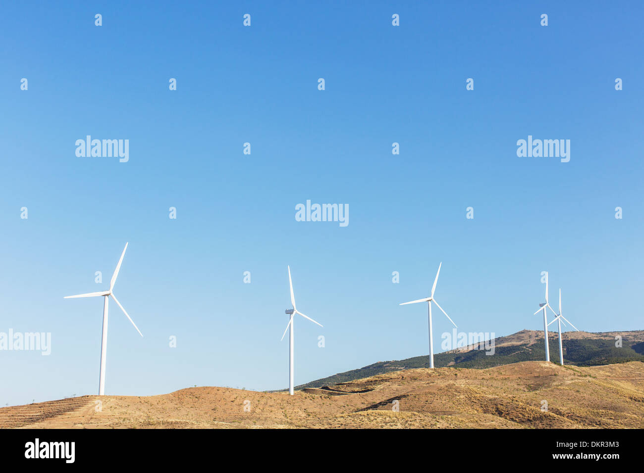 Éoliennes spinning in rural landscape Banque D'Images