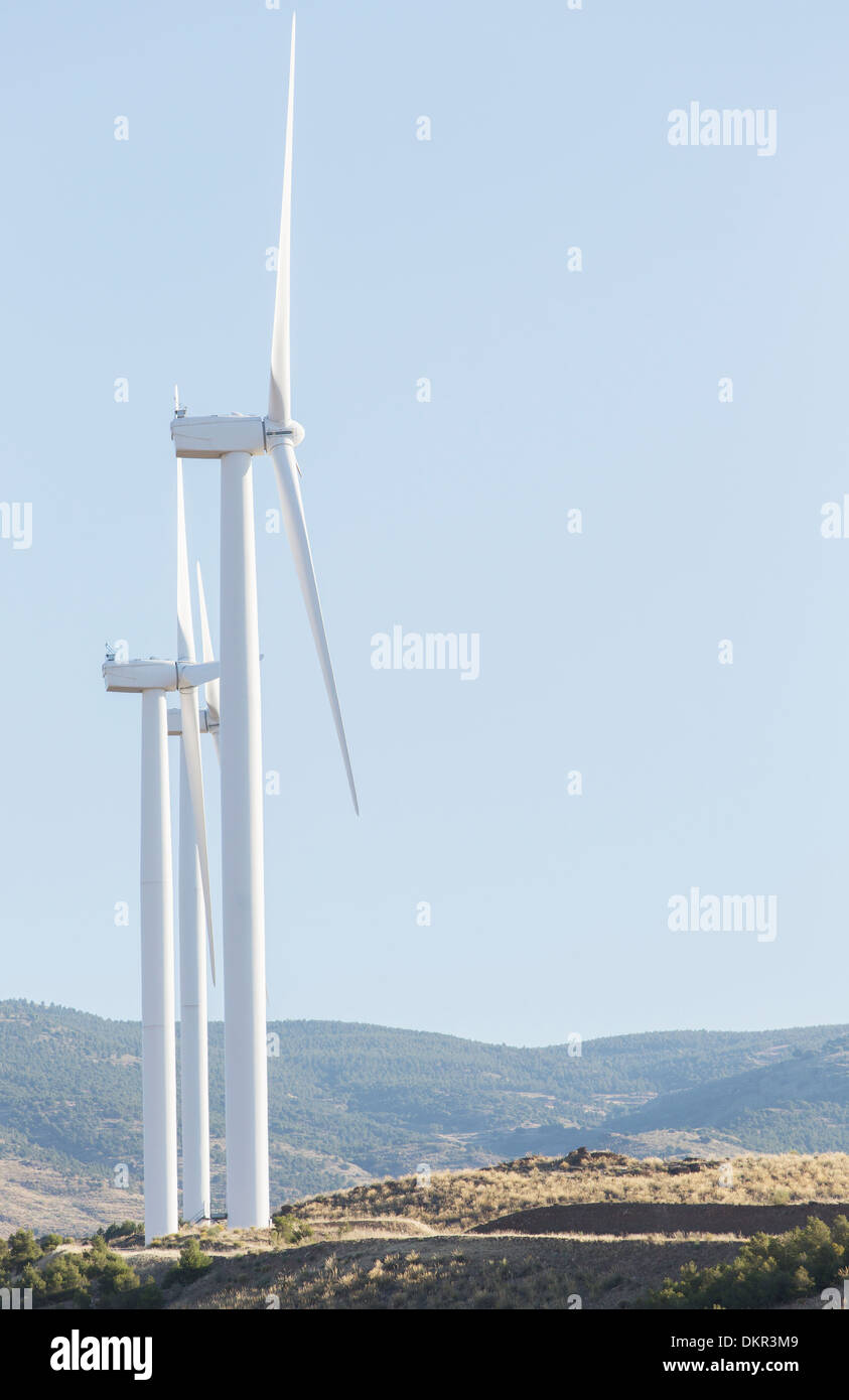 Éoliennes spinning in rural landscape Banque D'Images