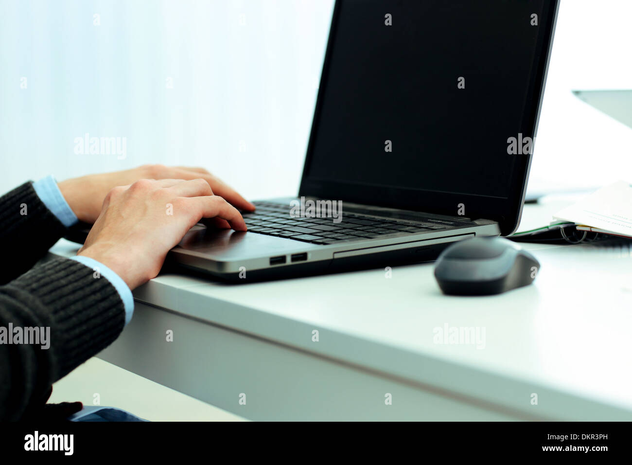 Businessman working sur l'ordinateur portable Banque D'Images