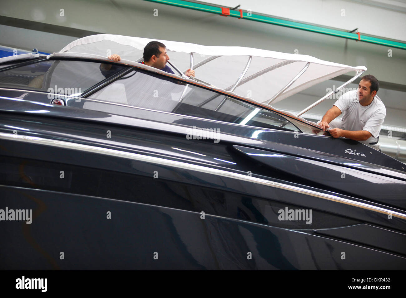 Un Rivarama super yacht en construction à l'usine de Riva à Sarnico, Italie. Banque D'Images
