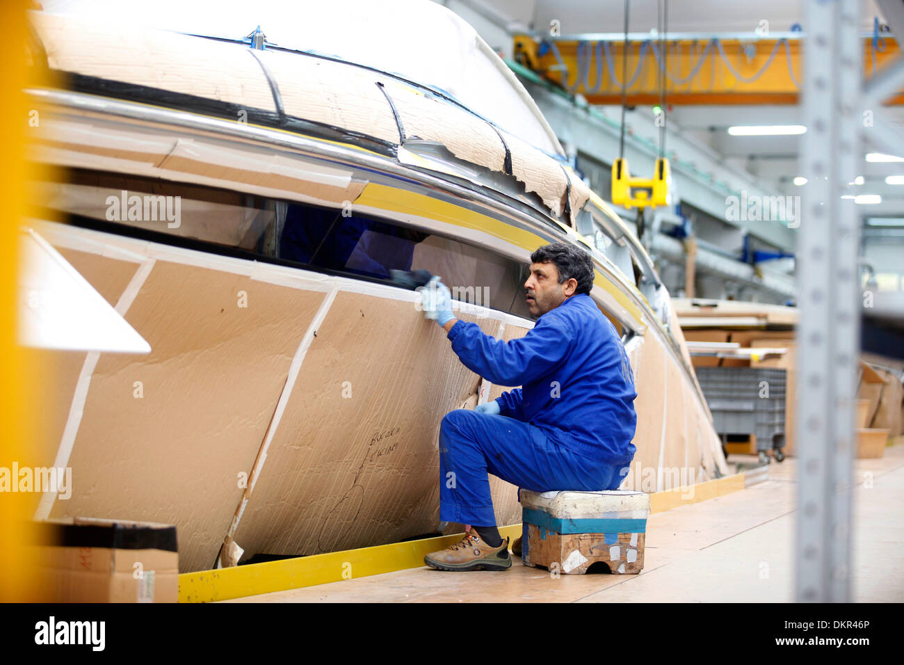Un Rivarama super yacht en construction à l'usine de Riva à Sarnico, Italie. Banque D'Images