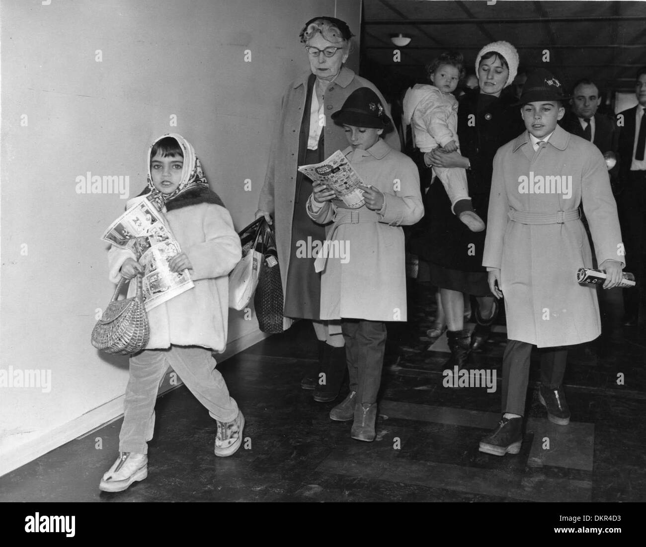 Décembre 17, 1962 - Londres, Angleterre, Royaume-Uni - Les enfants de l'Académie l'actrice Elizabeth Taylor, LIZA TODD, CHRISTOPHER WILDING, Michael Wilding, JR. et Maria arrivent à Londres avec leur infirmière à passer Noël avec leur mère. (Crédit Image : © Keystone Photos USA) Banque D'Images
