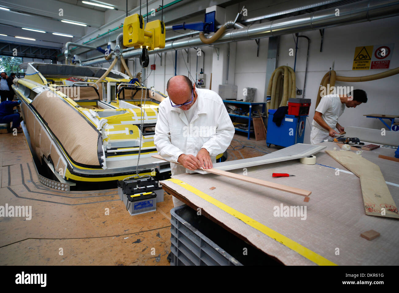 Un Rivarama super yacht en construction à l'usine de Riva à Sarnico, Italie. Banque D'Images