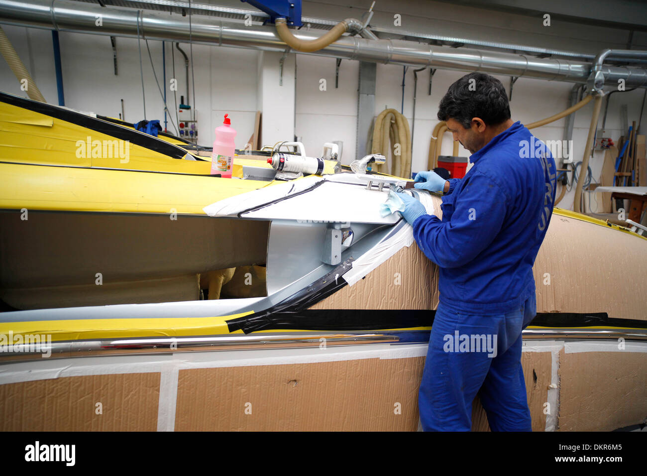 Un Rivarama super yacht en construction à l'usine de Riva à Sarnico, Italie. Banque D'Images