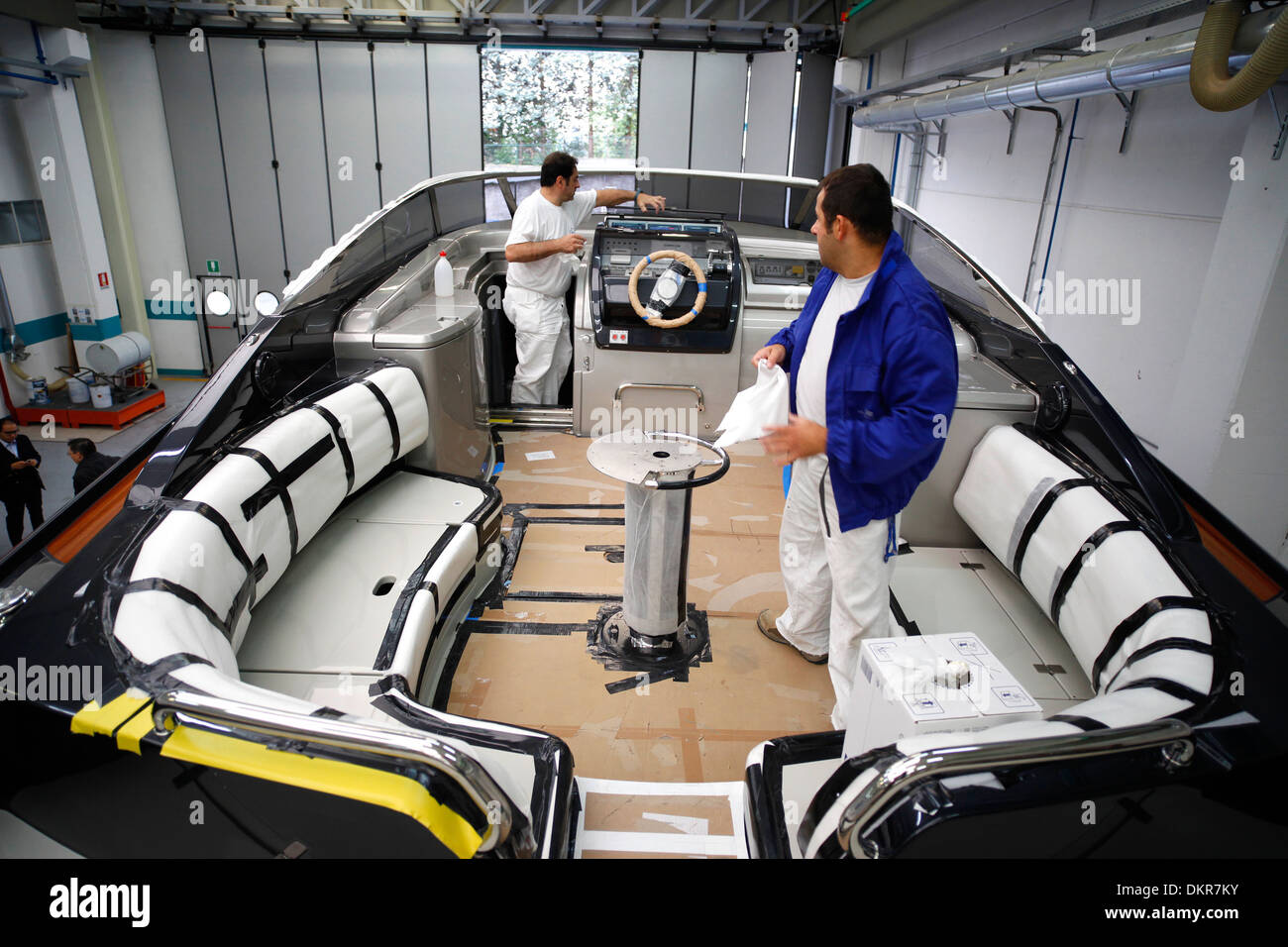 Un Rivarama super yacht en construction à l'usine de Riva à Sarnico, Italie. Banque D'Images