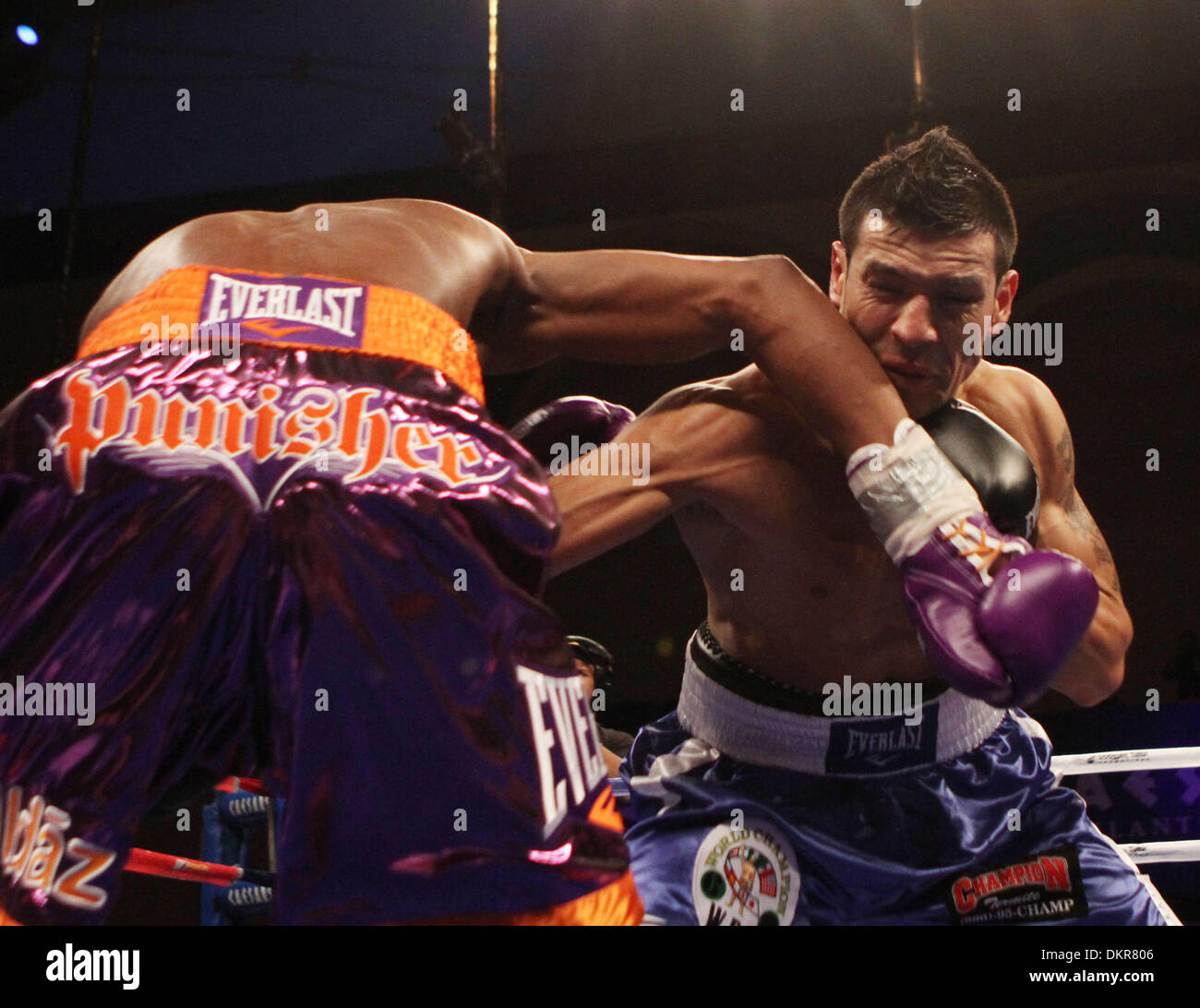 Dec 05, 2009 - La Ville de l'Atlantique, New Jersey, USA - 2009 - Boxe Lutte Dans ARVALLIA" action "SERGIO MARTINEZ (bleu avec des garnitures blanches) se connecte à un droit à l'organisme de PAUL 'THE PUNISHER' WILLIAMS (mauve avec garniture orange) au cours de vrais champions lutte à la Adrian Phillips Ballroom de Boardwalk Hall historique dans la nuit de samedi à Atlantic City (New Jersey), champion du monde de deux divisions Paul Wil Banque D'Images