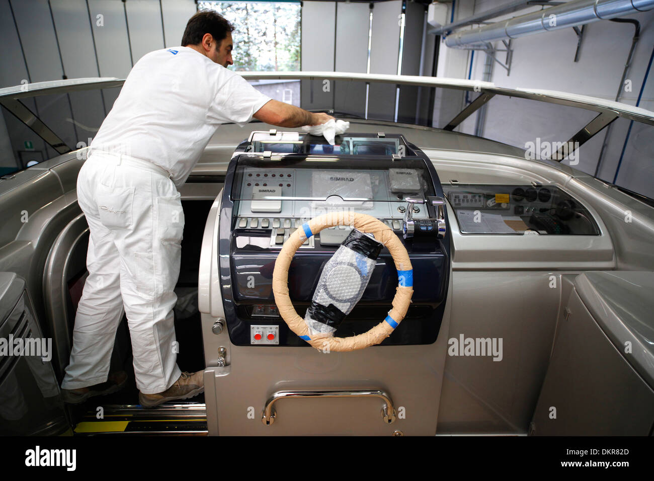 Un Rivarama super yacht en construction à l'usine de Riva à Sarnico, Italie. Banque D'Images