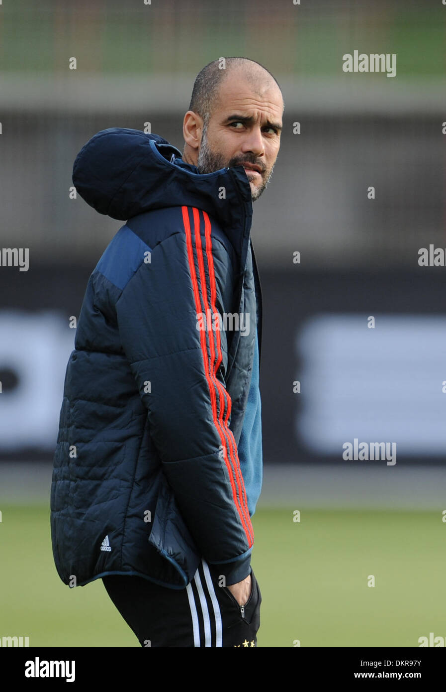 Munich, Allemagne. 09Th Dec, 2013. FC Bayern Munich's head coach Pep Guardiola arrive à une session de formation à Munich, Allemagne, 09 décembre 2013. FC Bayern Munich fera face à Manchester City dans la Ligue des Champions de football match de groupe le 10 décembre 2013. Photo : Andreas GEBERT/dpa/Alamy Live News Banque D'Images