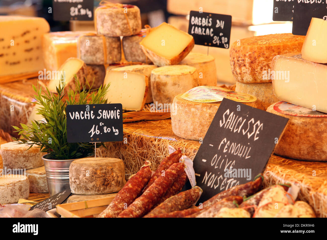 Le fromage, saucisse, marché, Provence, Vaucluse, France, sud de la France, de l'alimentation, manger, Banque D'Images