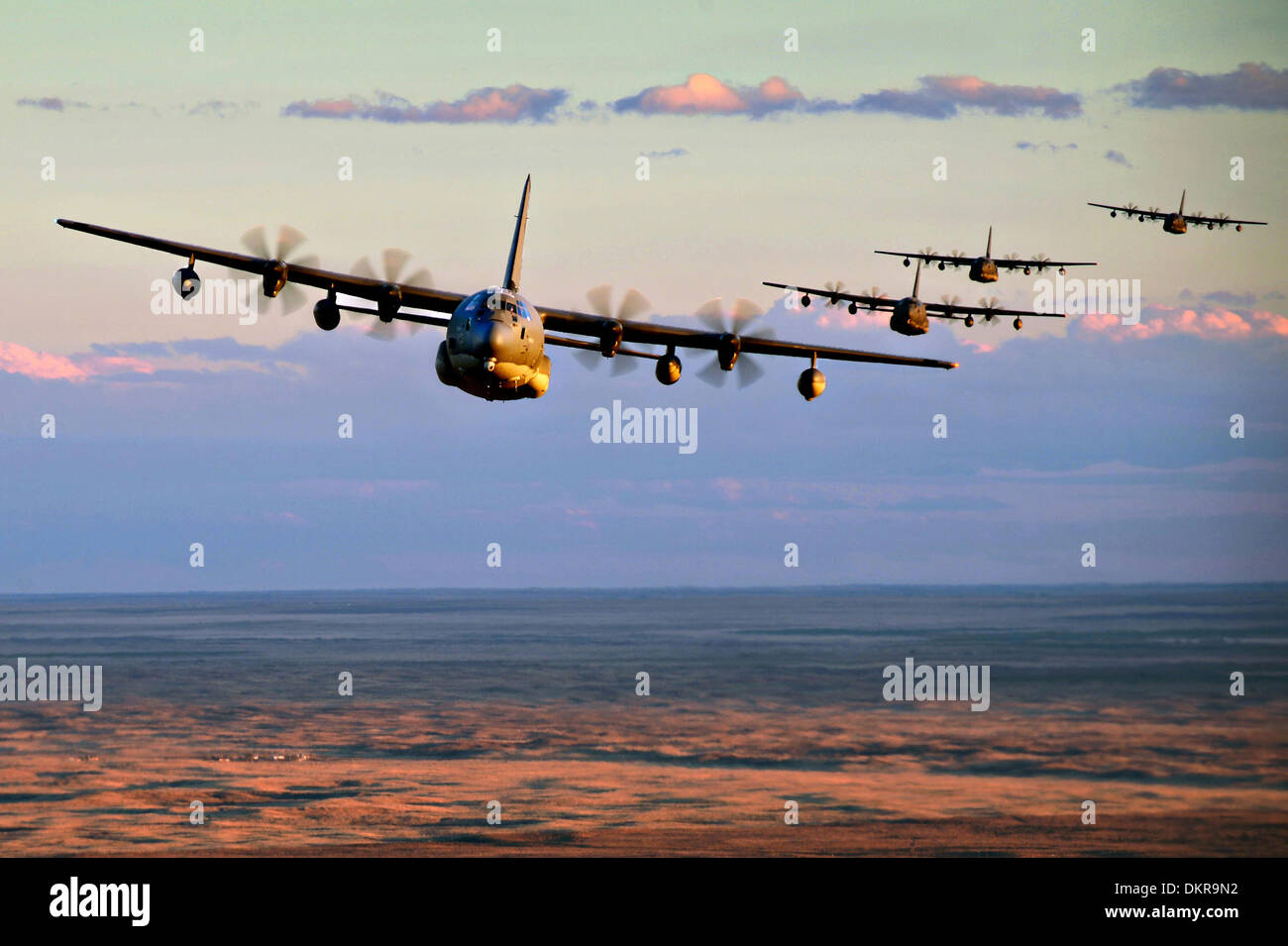 Cinq US Air Force MC-130J opération spéciale Commando conduite d'avion de transport formation formation de bas niveau, le 5 novembre 2013 plus de Clovis, N.M. Banque D'Images