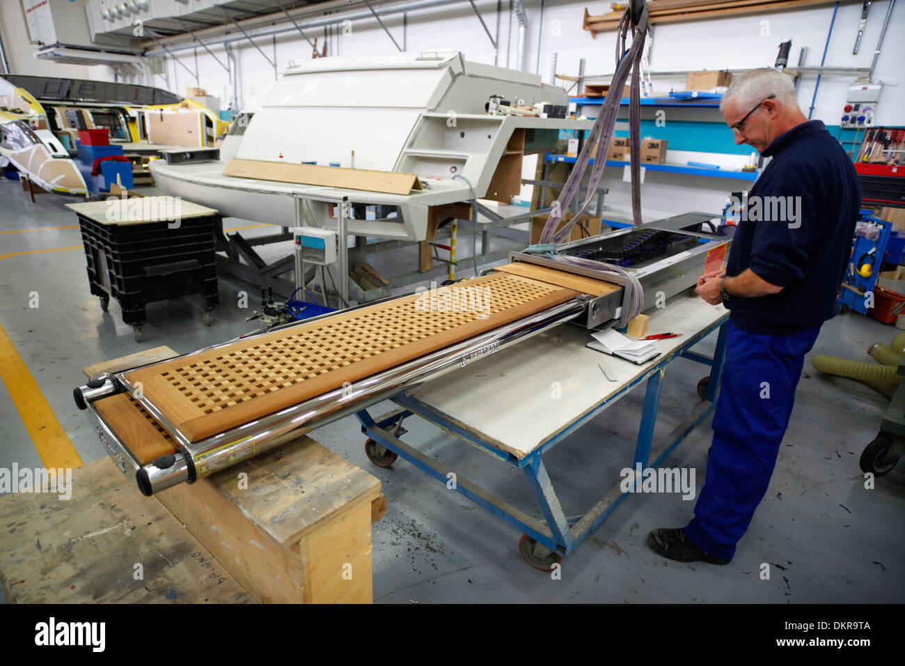Un Rivarama super yacht en construction à l'usine de Riva à Sarnico, Italie. Banque D'Images