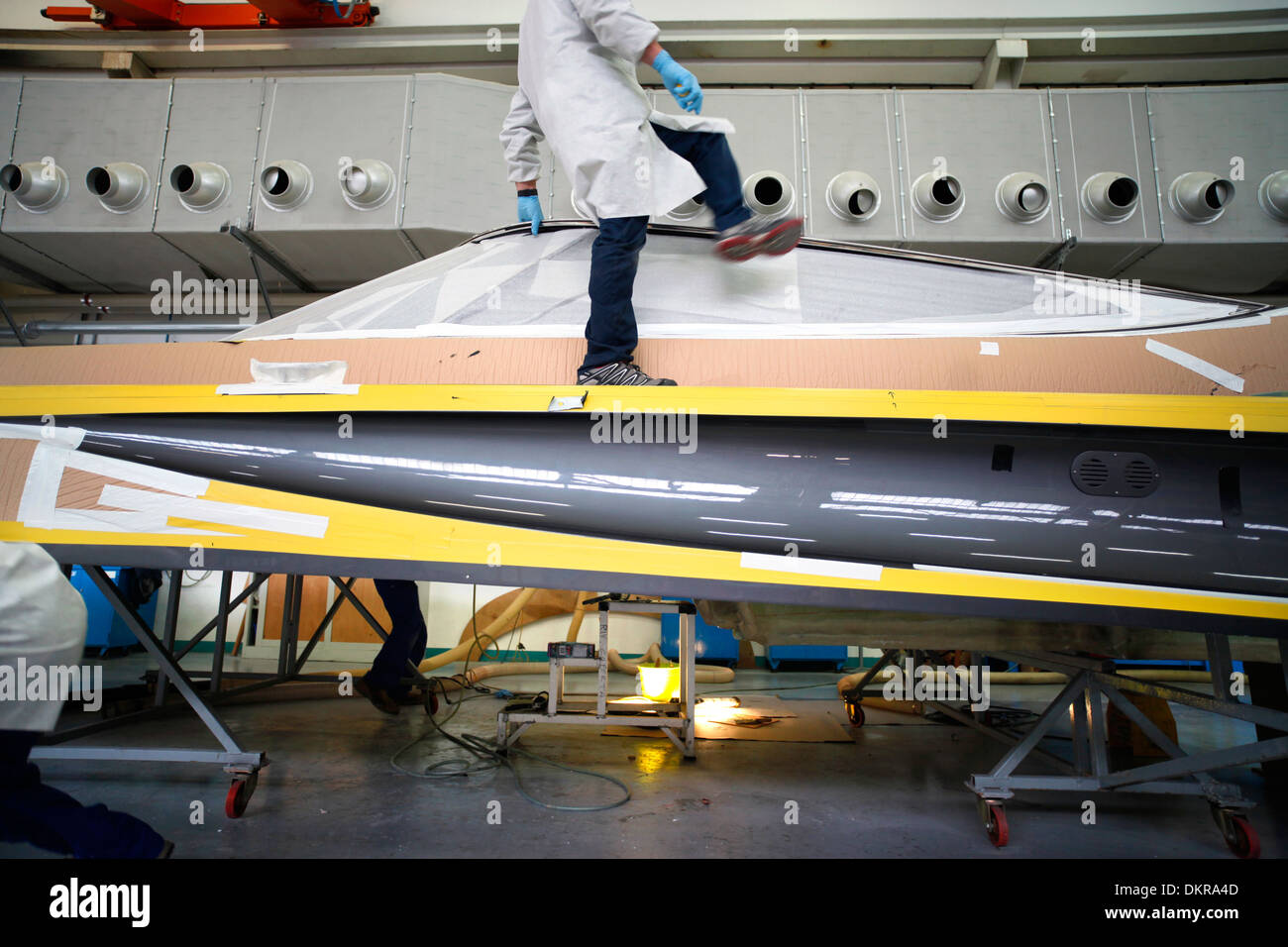 Un Rivarama super yacht en construction à l'usine de Riva à Sarnico, Italie. Banque D'Images