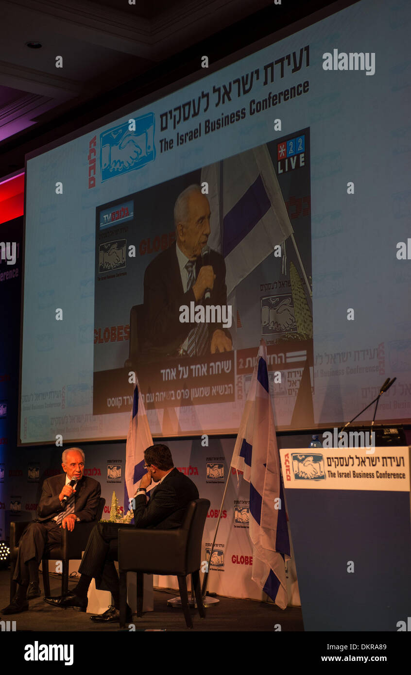 Tel Aviv, Israël. 9Th Mar, 2013. Le président israélien Shimon Peres (L) est interviewé en direct par les États-Unis Cable News Network (CNN) journaliste et animatrice Richard Quest, à la cérémonie d'ouverture de la 2013 Conférence d'Israël à Tel Aviv, Israël, le 8 décembre 2013. Le président israélien Shimon Peres a déclaré dimanche qu'il est possible de parvenir à un accord avec les Palestiniens au cours des prochains mois, si la sécurité d'Israël sera assurée. Source : Xinhua/Alamy Live News Banque D'Images