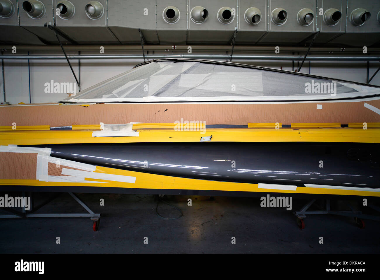 Un Rivarama super yacht en construction à l'usine de Riva à Sarnico, Italie. Banque D'Images