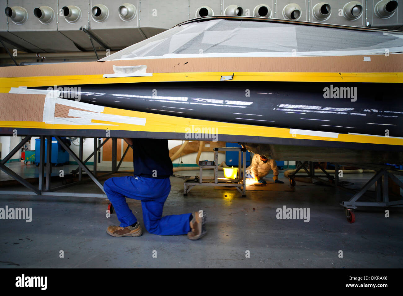 Un Rivarama super yacht en construction à l'usine de Riva à Sarnico, Italie. Banque D'Images