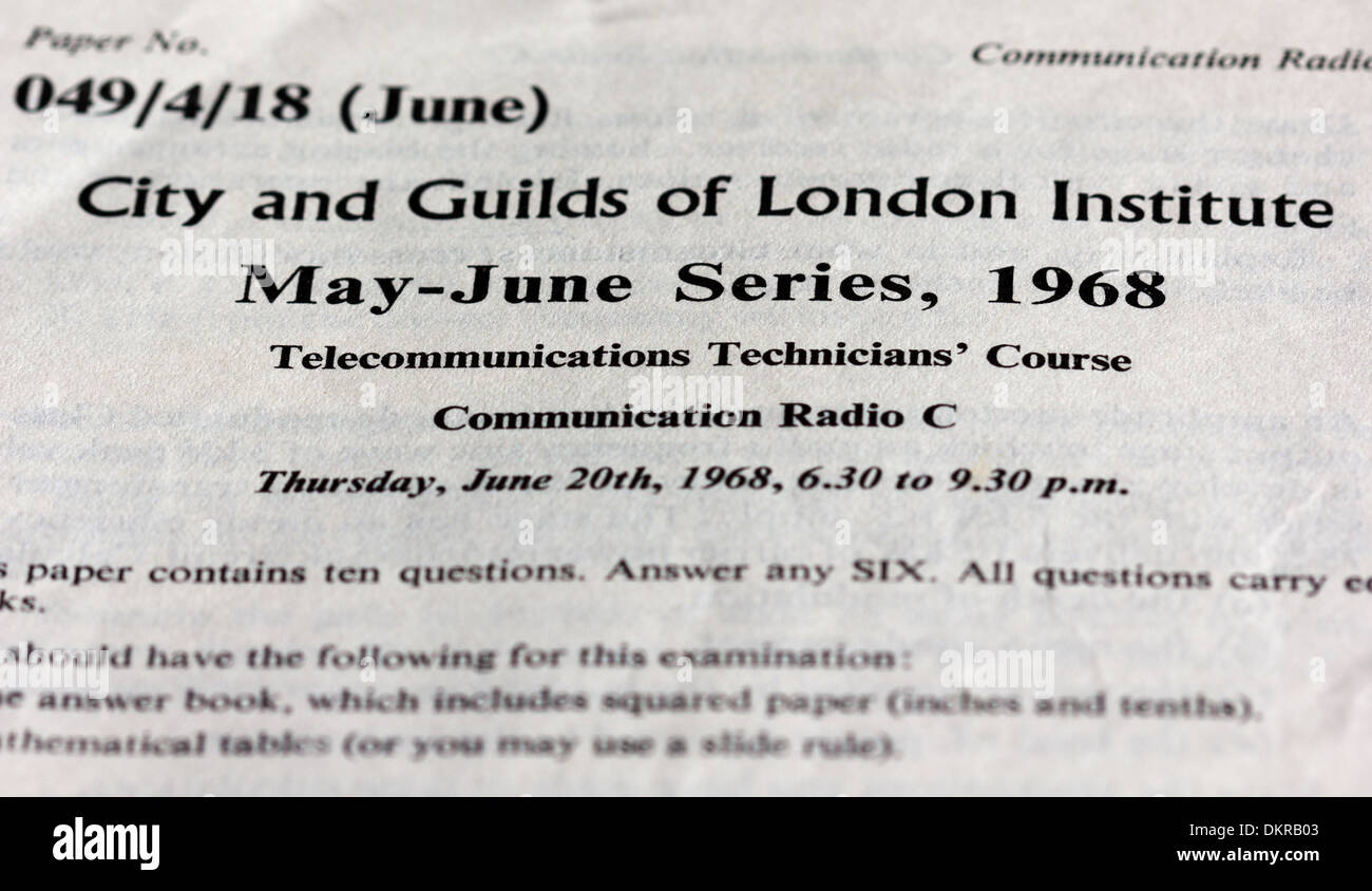 Vieux papiers d'examen pour les télécommunications qualifications UK (1960) Banque D'Images