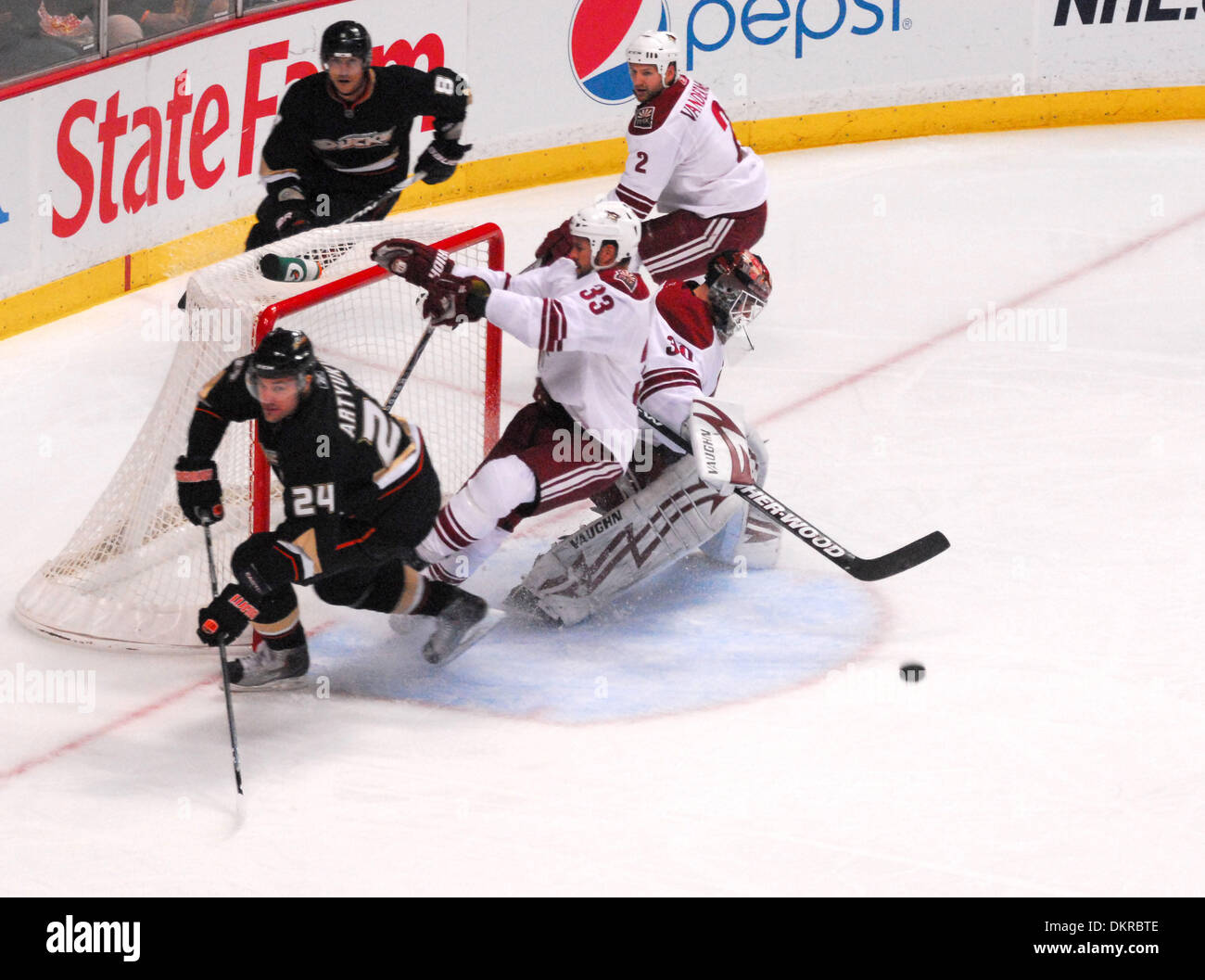 29 Nov 2009 - Anaheim, Californie, USA - NHL Hockey - EVGENY ARTYUKHINE, Teemu Selanne, ILYA BRYZGALOV, Adrian Aucoin, JAMES VANDERMEER des Coyotes de Phoenix - battre les Anaheim Ducks, 3 à 2 en prolongation au Honda Center, Anaheim. (Crédit Image : © Scott Mitchell/ZUMA Press) Banque D'Images