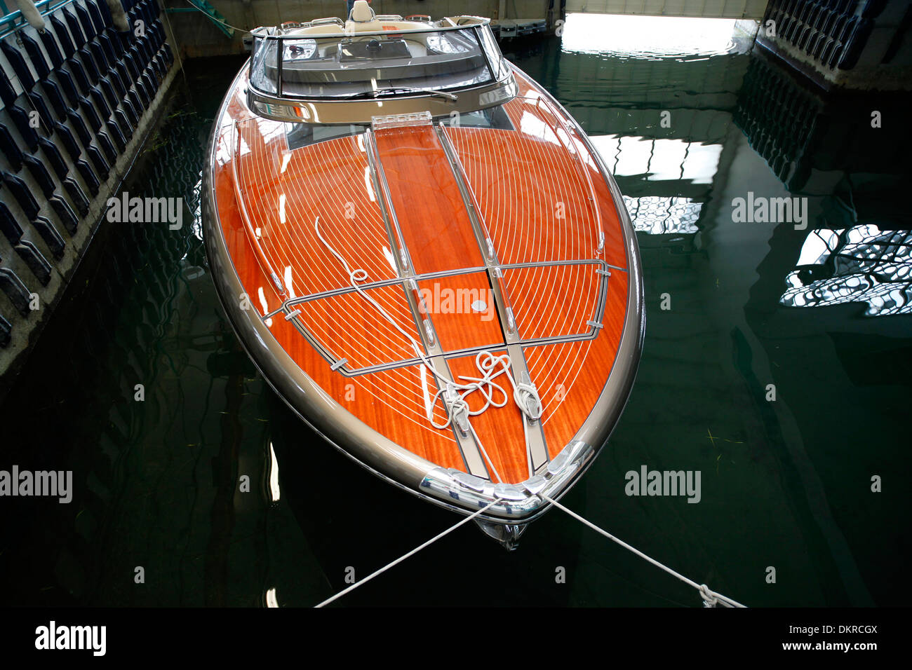 Un super yacht Rivarama test attend à l'usine de Riva sur le lac d'Iseo à Sarnico, Italie. Banque D'Images