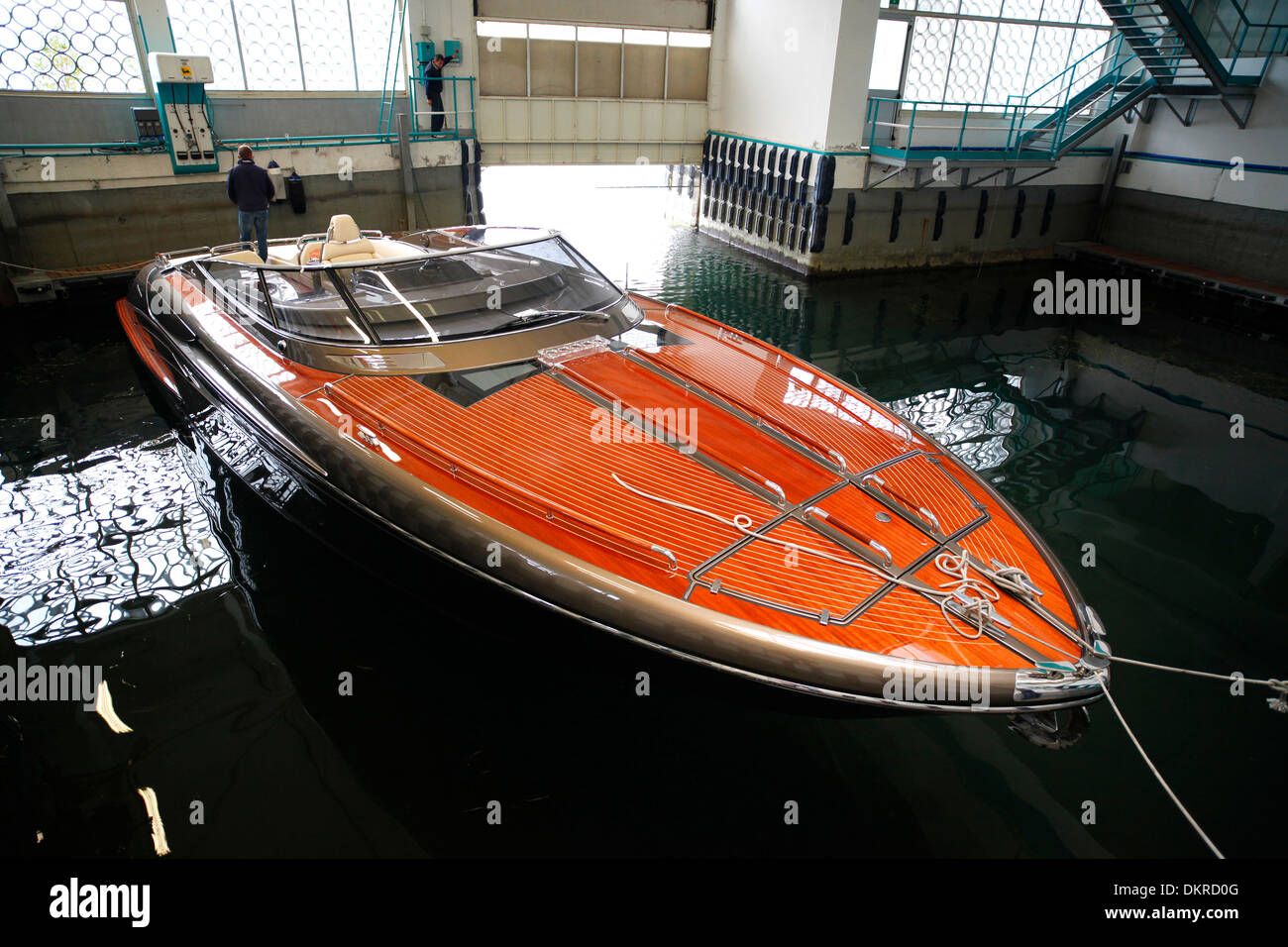Un super yacht Rivarama test attend à l'usine de Riva sur le lac d'Iseo à Sarnico, Italie. Banque D'Images