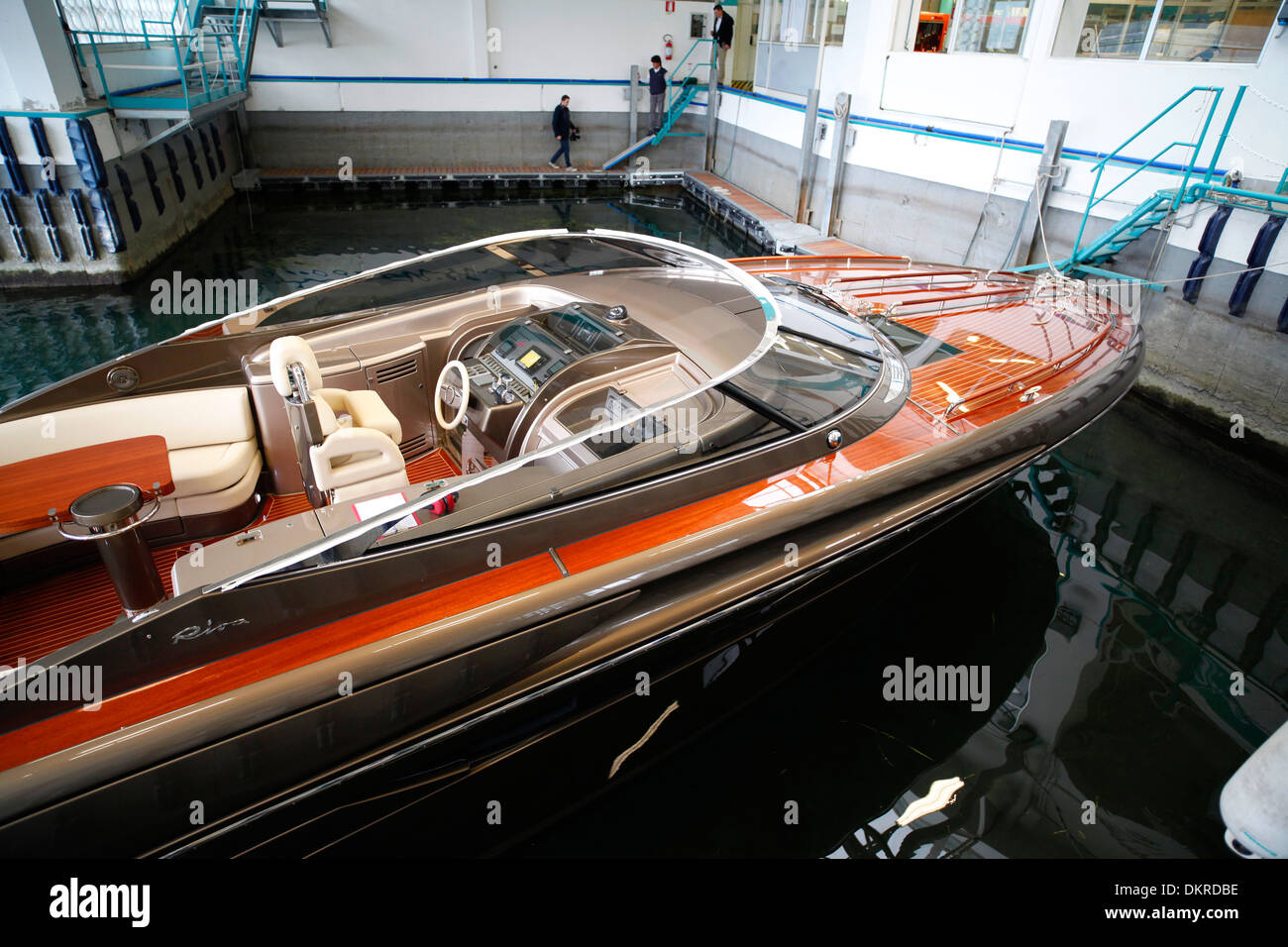 Un super yacht Rivarama test attend à l'usine de Riva sur le lac d'Iseo à Sarnico, Italie. Banque D'Images
