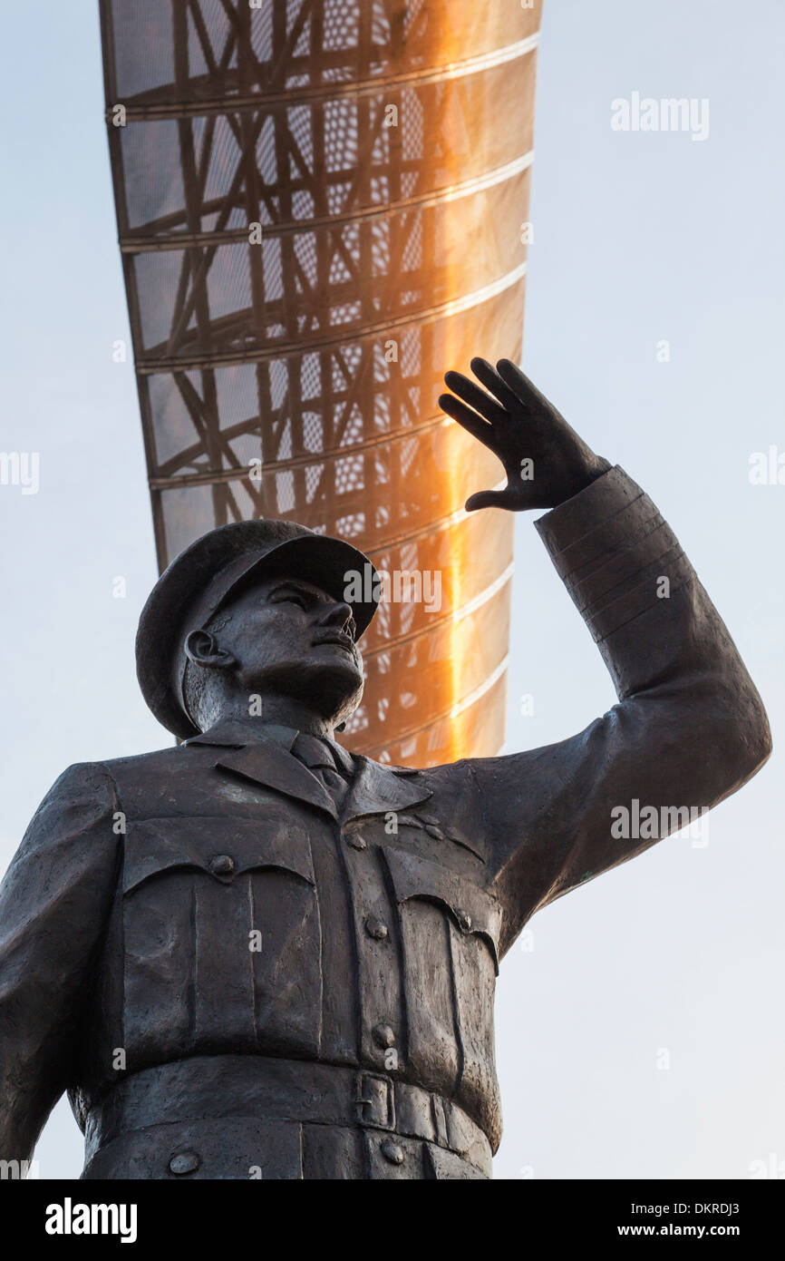L'Angleterre, dans le Warwickshire, Coventry, Sir Frank Whittle, statue et les Arches Whittle Banque D'Images