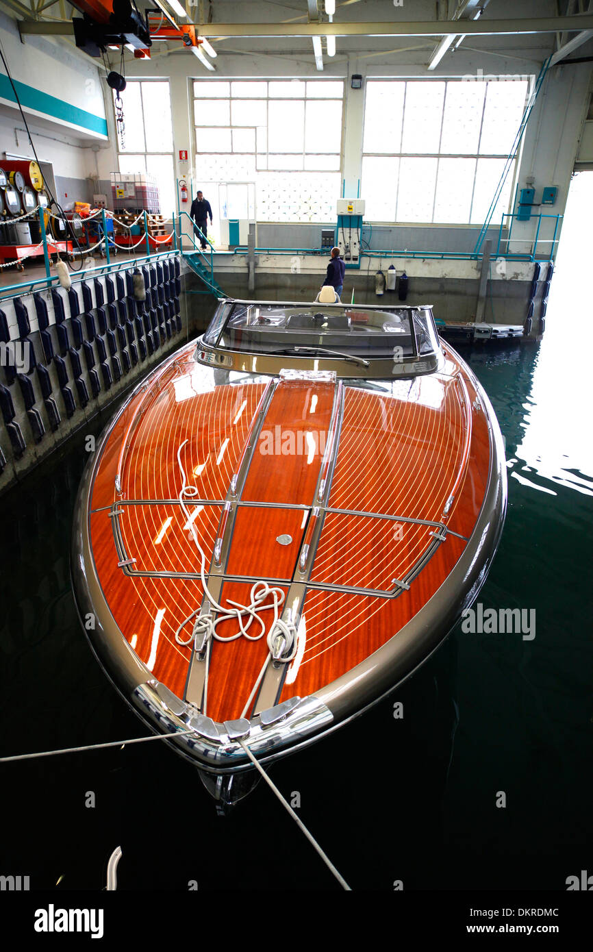 Un super yacht Rivarama test attend à l'usine de Riva sur le lac d'Iseo à Sarnico, Italie. Banque D'Images