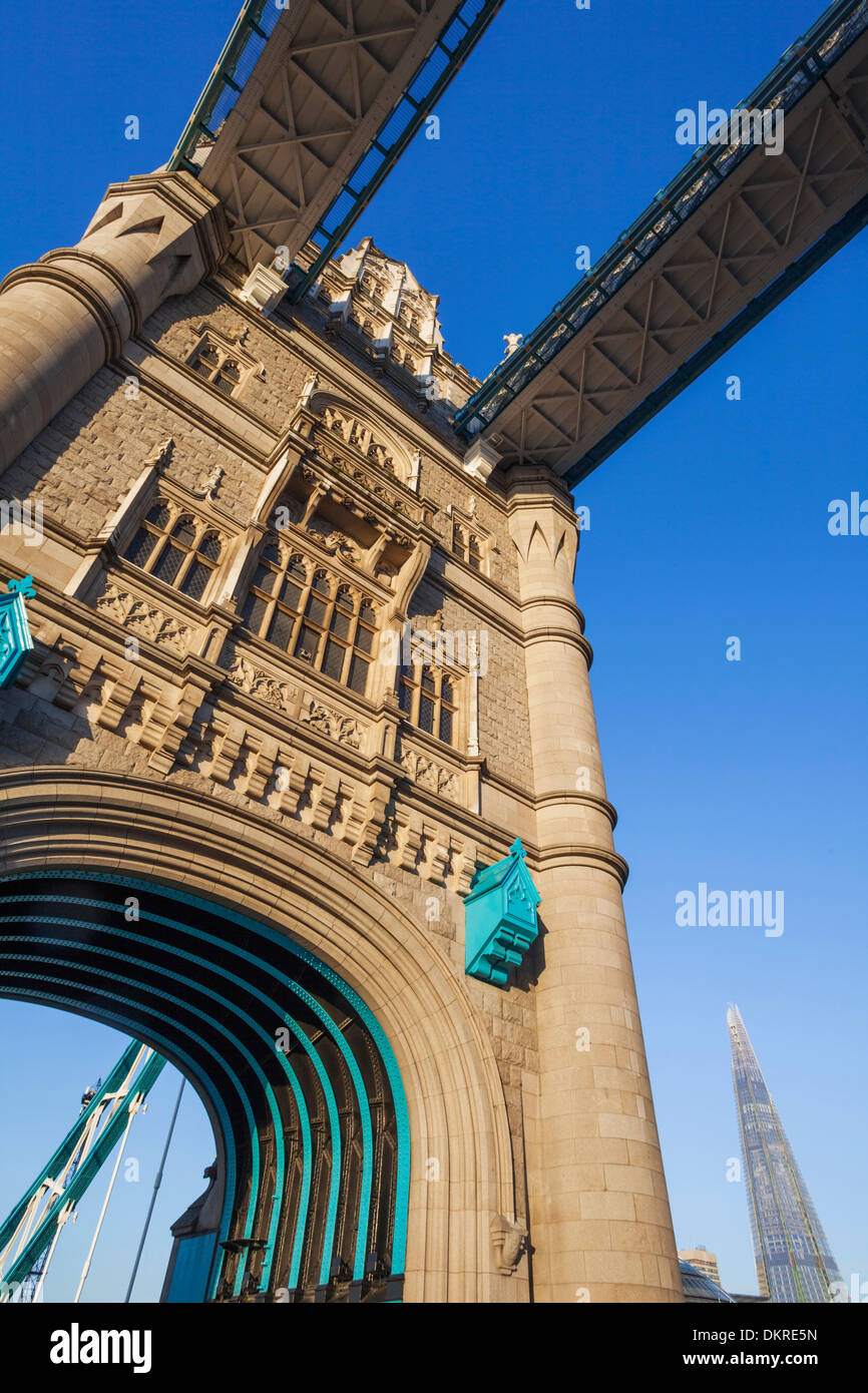 L'Angleterre, Londres, Southwark, le Tower Bridge et le tesson Banque D'Images