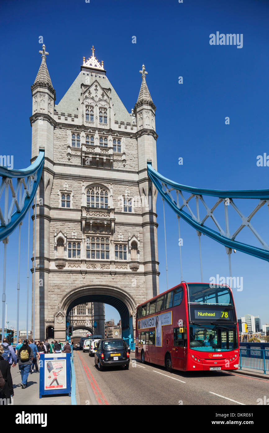 L'Angleterre, Londres, Southwark, Tower Bridge et le bus à deux étages Banque D'Images