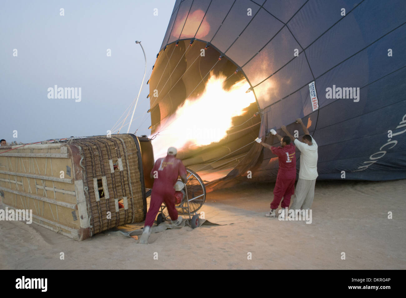 L'inflation de ballon à air chaud avec les brûleurs. Dubai UAE Banque D'Images