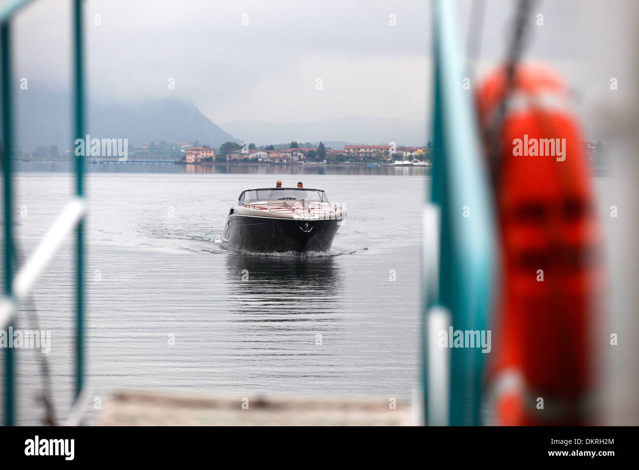 Un super yacht Rivarama près de l'usine sur un Riva Iseo du lac Misty à Sarnico, Italie. Banque D'Images