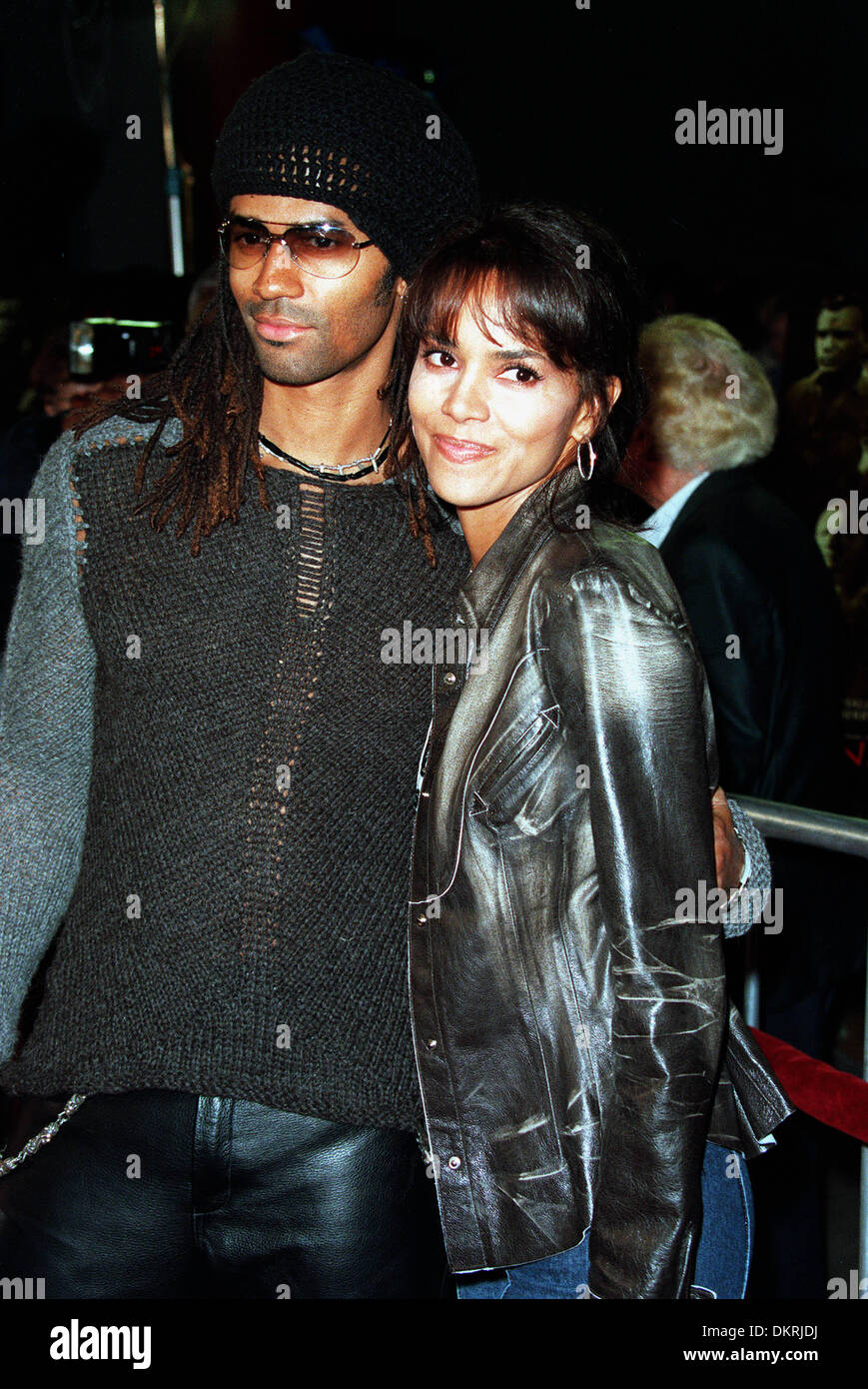 HALLE BERRY et ERIC BENET.ACTRICE & PARTNER.HOLLYWOOD, LA, USA.11/11/2001.BN8A18C. 2001 Banque D'Images