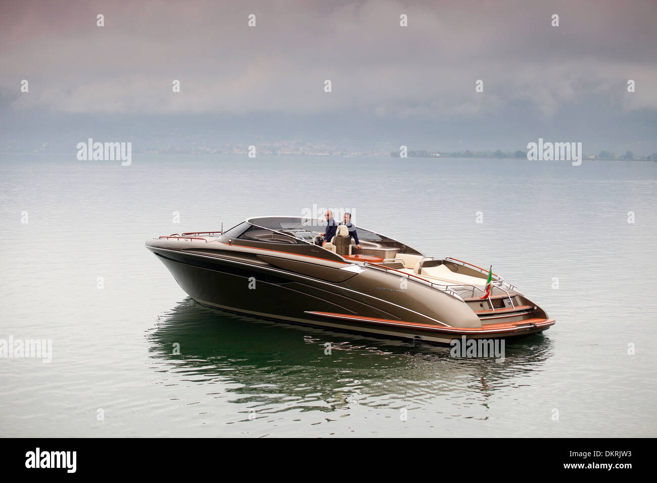 Un super yacht Rivarama près de l'usine sur un Riva Iseo du lac Misty à Sarnico, Italie. Banque D'Images
