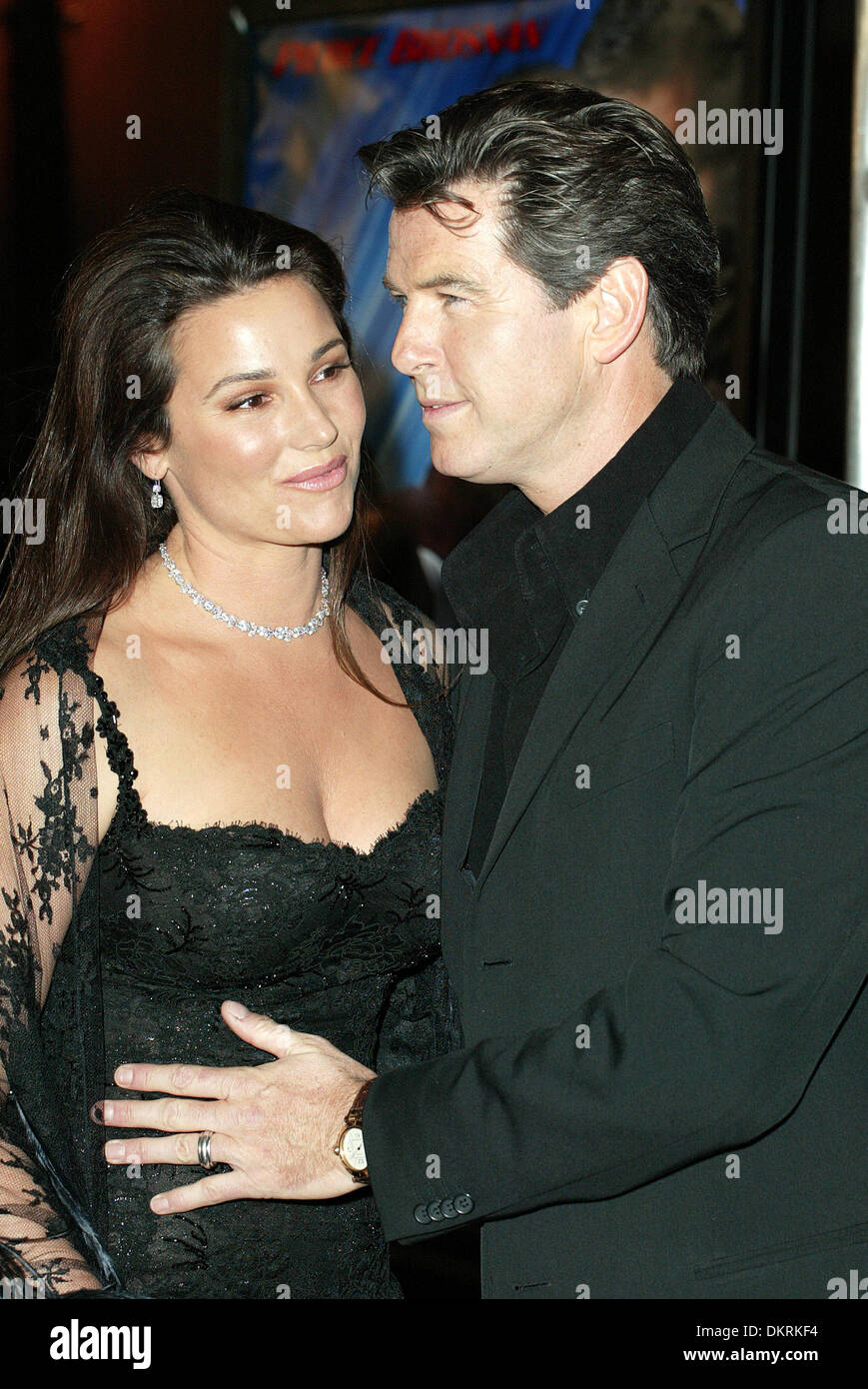 PIERCE BROSNAN & KEELY SHAYE.ACTEUR ET FEMME USA.Shrine Auditorium, LOS ANGELES.11/11/2002.LAC11025. Banque D'Images