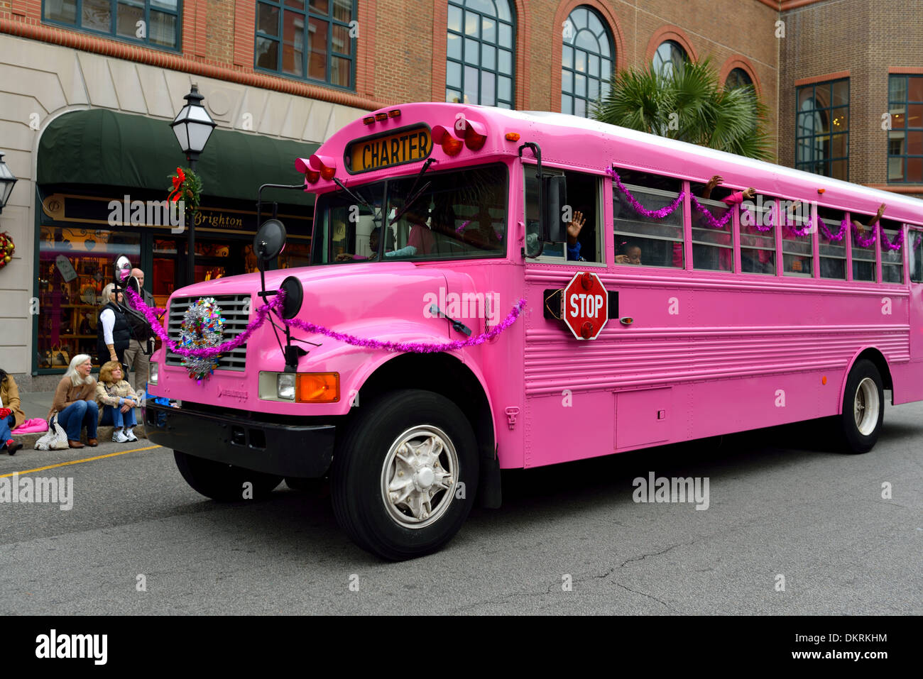 L'école Rose parade sur bus Banque D'Images