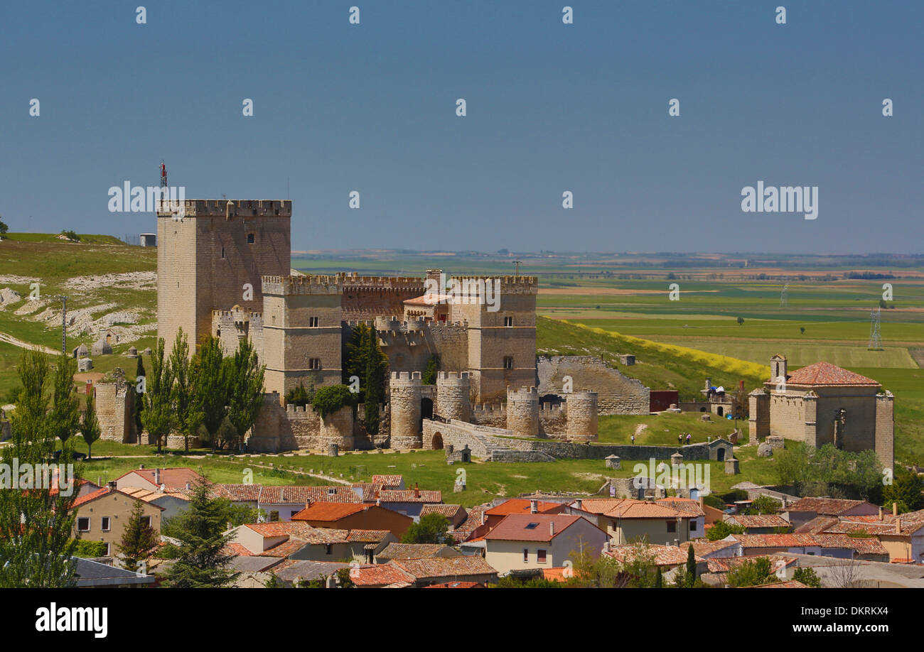 Ampudia Palencia Castille Castille Leon Province beffroi château église ville paysage histoire de l'énergie pueblo Espagne Europe Banque D'Images