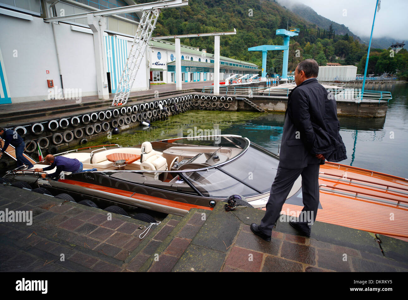 Un super yacht Rivarama en dehors de l'usine sur un Riva Iseo du lac Misty à Sarnico, Italie. Banque D'Images
