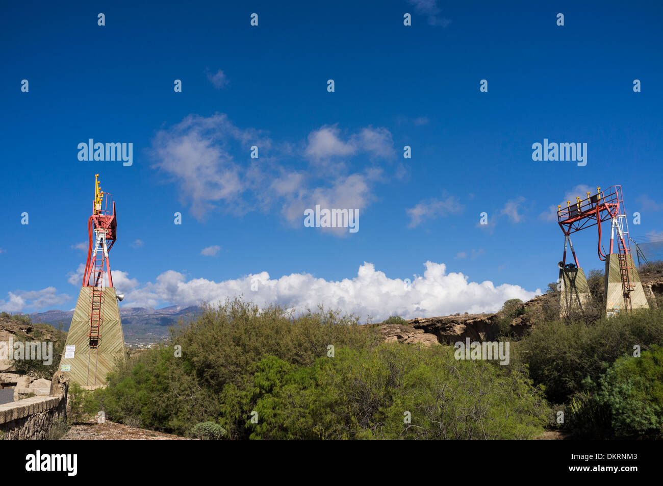 Les feux de signalisation à l'extrémité de la piste à l'aéroport de Ténérife Sud et entrée de grotte de Hermano Pedro, El Medano Tenerife Banque D'Images