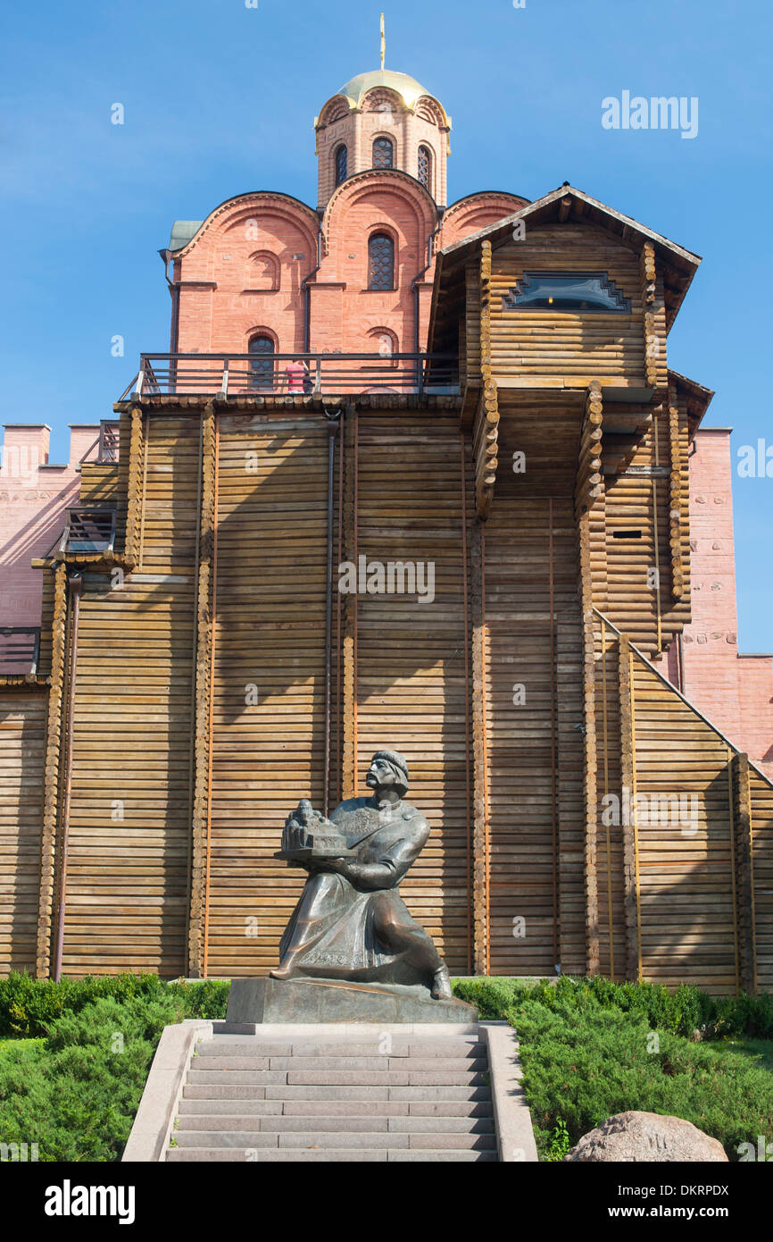 La porte d'or de Kiev et statue de Iaroslav le Sage à l'emplacement de l'ancienne porte de Kiev, la capitale de l'Ukraine. Banque D'Images