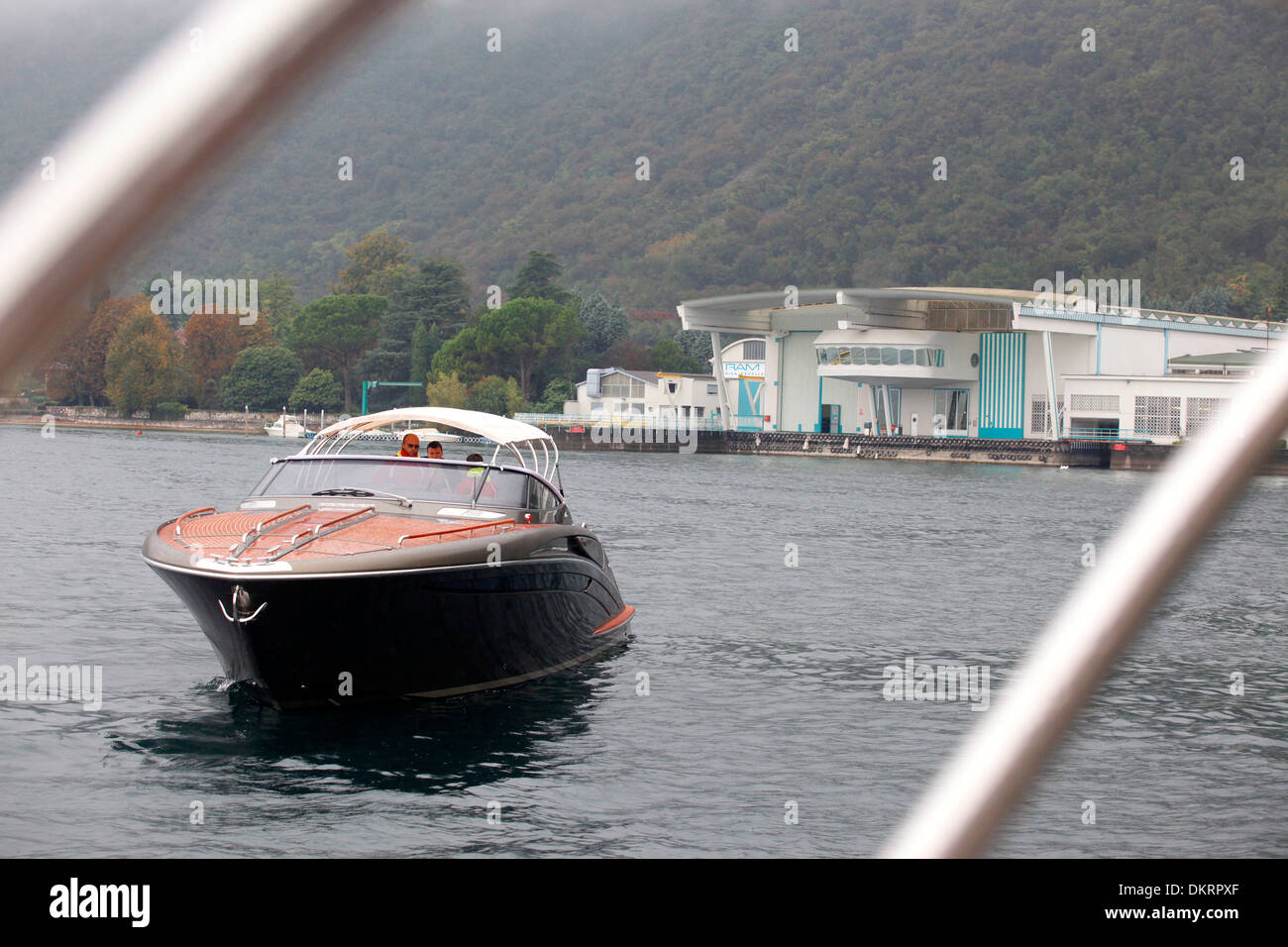 Un super yacht Rivarama près de l'usine sur un Riva Iseo du lac Misty à Sarnico, Italie. Banque D'Images