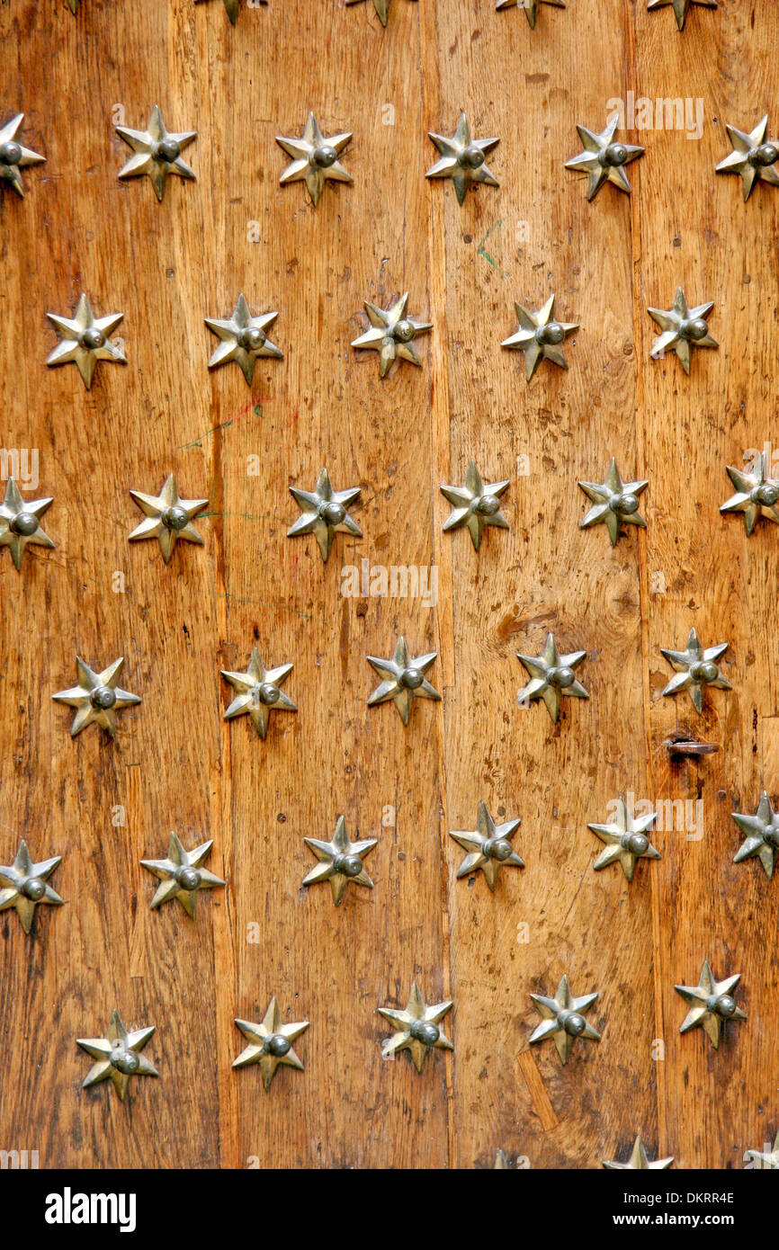 Gros plan d'une porte en bois médiévale avec rivets en forme d'étoile. Banque D'Images