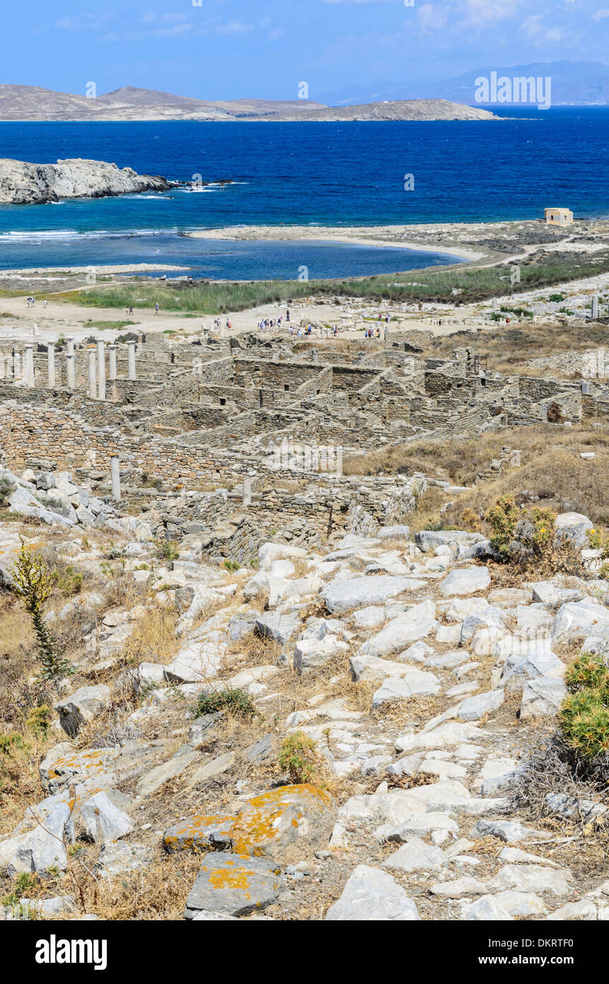 L'île de Delos surplombant le paysage du port sacré, Delos, Cyclades, Grèce Banque D'Images