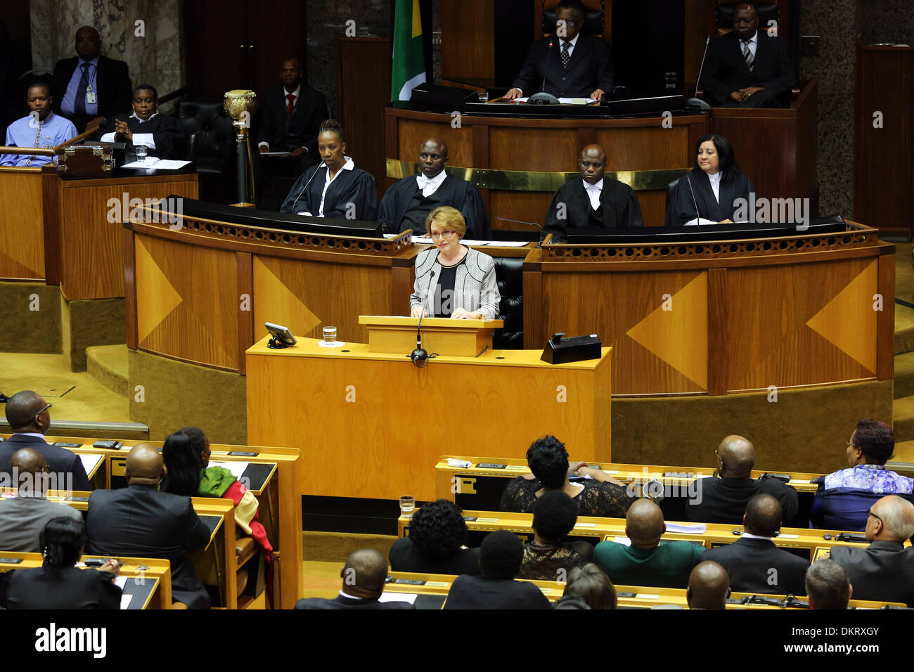 Cape Town, Afrique du Sud. 9Th Mar, 2013. Le Premier ministre du Cap occidental Helen Zille rend hommage à Nelson Mandela à un coin spécial mixte du Parlement le 9 décembre 2013 à Cape Town, Afrique du Sud. Le père de la Nation, Nelson Mandela est décédé paisiblement le soir du 5 décembre 2013 à son domicile à Houghton en famille. Il sera enterré dans sa ville natale, Qunu, le 15 décembre 2013. Photo : Shelley chrétiens/Le temps/Gallo Images/Alamy Live News Banque D'Images